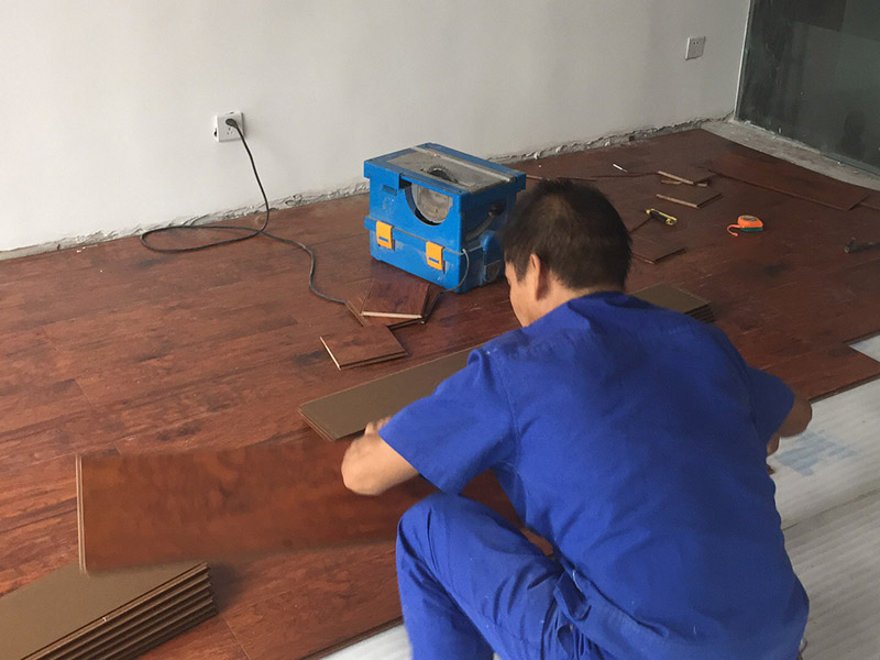 木地板安裝方案:首先對(duì)于實(shí)木地板的安裝肯定要做好事前的檢查，檢查地面是否平整，地面的表面的各種高低值要不相差3mm，其地面還要干燥，整潔，要不留一點(diǎn)雜質(zhì),地板安裝的施工方法是采用平鋪式的施工方法，將地板距離墻邊、立柱等一些固定的物體之間的距離要留出大約9mm的長(zhǎng)度，鋪裝的時(shí)候，還要確保每塊地板需要錯(cuò)開(kāi)30cm進(jìn)行鋪裝，這樣看其來(lái)就非常美觀。鋪裝時(shí)，現(xiàn)在地面上鋪一層大約2mm厚度的地墊，其材質(zhì)高密度聚乙烯制成，接口處需要用膠帶將其封住，然后再在地面上鋪上一層厚度為0.5mm以上的薄膜，然后在接縫處重接至50mm以上，最后用膠帶進(jìn)行密封。