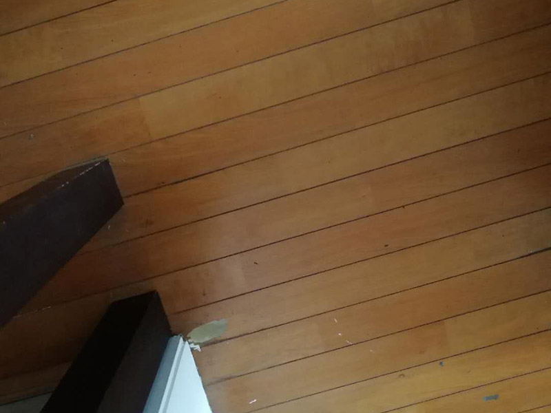 地板局部維修翻新：起下需替換的地板。用一字螺絲刀即將替換的地板短邊處鑿出一個1厘米長的縫隙,再用曲線鋸將需替換的地板表面鋸成十字形的鋸縫;然后將分紅四小片的地板取出。 整理膠水。用鋼鋸條整理原接口殘留的膠水,并確保整理好的榫槽便于裝置,假如整理不完全,接縫會不平或不嚴。能夠用有新榫頭小片地板在接口上來回滑動,找出殘留膠跡并鏟除,使修正后的地板漂亮。