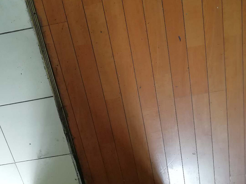 地板局部維修翻新：起下需替換的地板。用一字螺絲刀即將替換的地板短邊處鑿出一個1厘米長的縫隙,再用曲線鋸將需替換的地板表面鋸成十字形的鋸縫;然后將分紅四小片的地板取出。 整理膠水。用鋼鋸條整理原接口殘留的膠水,并確保整理好的榫槽便于裝置,假如整理不完全,接縫會不平或不嚴。能夠用有新榫頭小片地板在接口上來回滑動,找出殘留膠跡并鏟除,使修正后的地板漂亮。