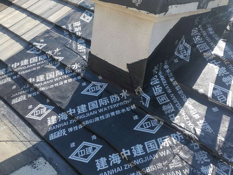 煙道漏水維修： 將煙道的兩個口（正常是四個方向開口）堵死后用防水涂料均勻涂刷好，如果還漏水的話，就從室內(nèi)使用高壓注漿機將專用水性防水涂料（此涂料與水膨脹、立馬見效）注入砼內(nèi)的毛細孔將其封死，效果相當好。 需要根治的話，那就復雜了：需要把滲水部位周圍的保溫層砸開，將原防水層破壞后，再在原砼面層上重新做防水處理。