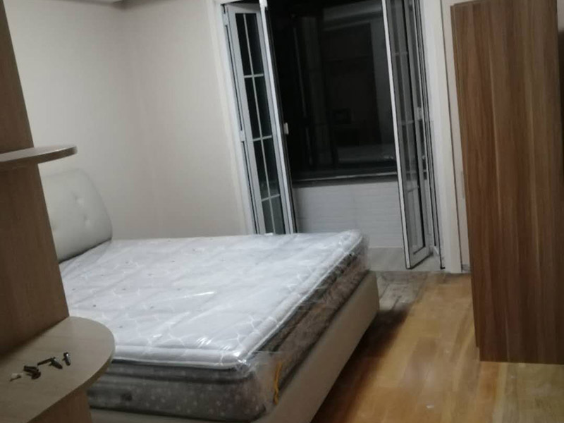 乳膠漆翻新裝修：1、使用吸塵器進行除塵工序，利用吸塵器的毛刷充分摩擦被清潔表面，去除灰塵。 2、對于局部污染或是有油漬的地方，需要使用聚氨酯稀釋劑來清洗。 3、局部有霉藻的部位，需要使用防霉溶液清洗，晾干或噴濕后鏟除。 4、對于已經剝落或是破損的地方，先將破損部位松動的部分打磨掉，清理干凈，再使用柔性膩子進行修補。待表面修補平整后，再涂裝底漆。5、先將破損、松動的部分清理干凈，使用柔性膩子進行修補，表面修補平整后涂裝805膠水。 6、在涂刷膠水的基層上滿刮膩子膏。 7、涂刷底漆，要均勻涂刷一遍，要求無露底、流墜現(xiàn)象。 8、 涂刷面漆， 均勻涂刷兩遍，待靠前遍干燥后涂刷第二遍，要求無露底、流墜。