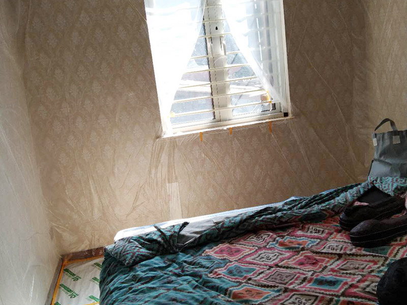 全屋成品保護措施：各種裝修物料的進場以及各種建筑裝修垃圾的清理，都會經(jīng)過入戶門，這些物品在搬運的過程中，難免會和入戶門發(fā)生磕碰，造成入戶門的磕碰劃傷，所以，第一個需要做好成品保護的地方就是入戶門。在裝修開工前直到家具進場期間，都需要對入戶門進行保護！可以使用成品保護膜將門包裹。 在進行木門、櫥柜、家具等的相關(guān)的安裝或組裝的過程中，成品保護主要體現(xiàn)在兩個方面：一是原有的墻面、地面裝飾的保護，盡量避免因為這些安裝工程對已裝的部分造成破壞；二是安裝的物品本身的保護，注意不要在安裝過程中造成磕碰、劃傷等損傷。