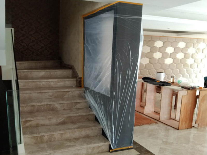 全屋成品保護措施：各種裝修物料的進場以及各種建筑裝修垃圾的清理，都會經(jīng)過入戶門，這些物品在搬運的過程中，難免會和入戶門發(fā)生磕碰，造成入戶門的磕碰劃傷，所以，第一個需要做好成品保護的地方就是入戶門。在裝修開工前直到家具進場期間，都需要對入戶門進行保護！可以使用成品保護膜將門包裹。 在進行木門、櫥柜、家具等的相關(guān)的安裝或組裝的過程中，成品保護主要體現(xiàn)在兩個方面：一是原有的墻面、地面裝飾的保護，盡量避免因為這些安裝工程對已裝的部分造成破壞；二是安裝的物品本身的保護，注意不要在安裝過程中造成磕碰、劃傷等損傷。
