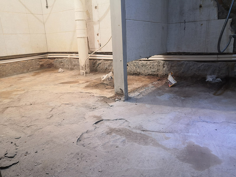 衛(wèi)生間地面找平防水:衛(wèi)生間做防水處理的第一步就是涂抹防水涂料，但是因?yàn)槠胀ǖ淖≌l(wèi)生間普遍都比較小，并且都會(huì)有管線穿過(guò)樓板的情況，因此在做衛(wèi)生間防水時(shí)一般都是涂抹防水涂料而不是采用卷材來(lái)進(jìn)行防水。 涂刷完防水涂料之后，再等涂料完全干燥后就可以進(jìn)行閉水試驗(yàn)了。做閉水試驗(yàn)之前需要把衛(wèi)生間的所有出入水口都堵住，然后在衛(wèi)生間里放水，高大致在2厘米左右即可，然后等到第二天看一下衛(wèi)生間樓下的天花板有沒有漏水，還有看一下衛(wèi)生間隔壁的墻體是否有滲水的情況。 衛(wèi)生間防水處理的工作做完以后還需要將衛(wèi)生間的一些垃圾和廢棄的工具都清理干凈，要保持地面和衛(wèi)生間墻體的整潔。