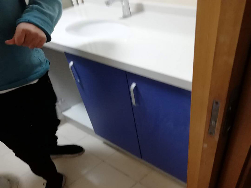 浴室柜裝修安裝:掛墻式浴室柜主柜安裝方法，按柜子掛鐵片的孔位、孔距，量出孔在墻面上的位置。用沖擊鉆在墻面上打孔，再用已有的爆炸螺絲把柜子安裝在墻上。還有用水平尺測量柜子是否安裝水平，再把臺面盆放在柜子上面。浴室柜一般距離地面的高度是80cm-85cm，根據(jù)使用人的身高和習(xí)慣可以略做調(diào)節(jié)。