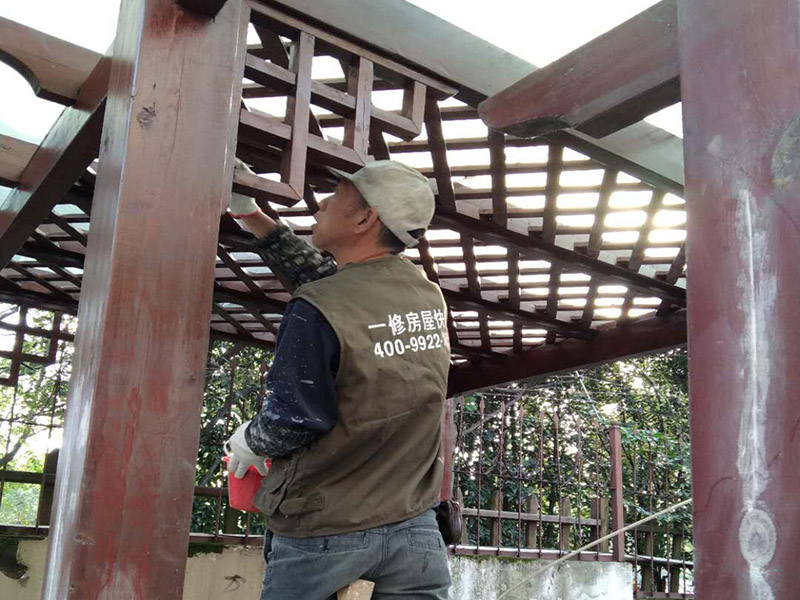 花園欄桿加固刷漆：清理木器表面→磨砂紙打光→上潤泊粉→打磨砂紙→滿刮第一遍膩子,砂紙磨光→滿刮第二遍膩子,細砂紙磨光→涂刷油色→刷第一遍清漆→拼找顏色,復補膩子,細砂紙磨光→刷第二遍清漆,細砂紙磨光→刷第三遍清漆、磨光→水砂紙打磨退光,打蠟,擦亮。 打磨基層是涂刷清漆的重要工序,應首先將木器表面的塵灰、油污等雜質(zhì)清除干凈。 上潤油粉也是清漆涂刷的重要工序,施工時用棉絲蘸油粉涂抹在木器的表面上,用手來回揉擦,將油粉擦入到木材的察眼內(nèi)。 涂刷清油時,手握油刷要輕松自然,手指輕輕用力,以移動時不松動、不掉刷為準。 涂刷時要按照蘸次要多、每次少蘸油、操作時勤,順刷的要求,依照先上后下、先難后易、先左后右、先里后外的順序和橫刷豎順的操作方法施工。