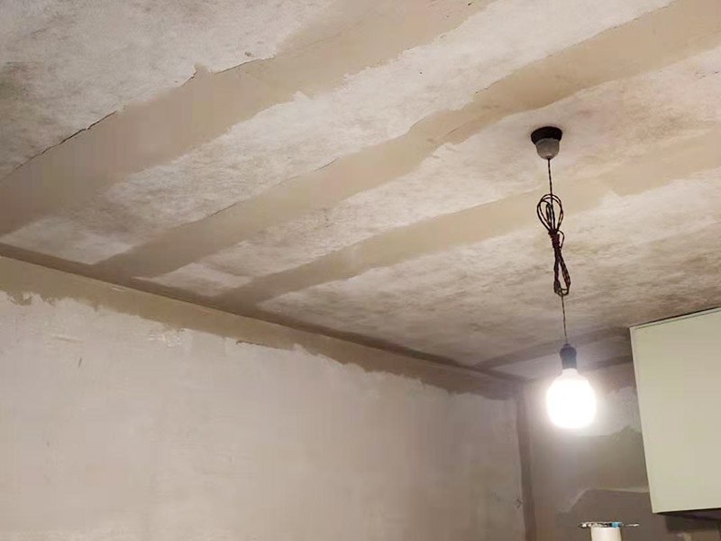 墻面翻新基層處理：墻體空鼓將嚴(yán)重影響涂層的附著力，通常采用目測、敲打、硬器劃刻、手抹等方法檢查。發(fā)現(xiàn)有空鼓現(xiàn)象，必須徹底鏟除，應(yīng)用配套膩子修補平整或用與墻體砂漿比例一致的水泥砂漿按墻體同樣施工方法進行修補填平，確保涂層吸收一致，無接痕。墻體裂縫嚴(yán)重影響涂層的裝飾美觀性能。發(fā)現(xiàn)裂縫應(yīng)用專用填補膩子填補修復(fù)，較大空心裂縫可先用砂漿修補后抹平。 涂裝施工前用鏟刀或刮刀鏟去一遍或用鋼絲刷處理清除，也可用硬毛竹掃把清除浮砂。墻體砂眼，凹坑如腳手架洞、空調(diào)洞、窗套、管道設(shè)施鋪設(shè)遺漏留缺陷，需用與墻體基面同類材質(zhì)和施工方法進行處理。這一點往往在施工中不被注意。但硅藻泥上墻后易發(fā)現(xiàn)發(fā)花不協(xié)調(diào)，嚴(yán)重影響裝飾效果。