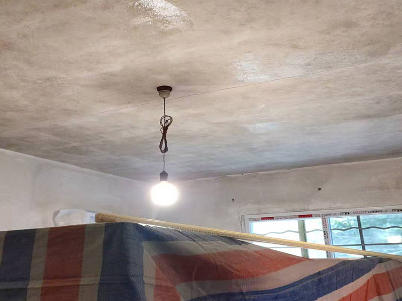 墻面翻新基層處理：墻體空鼓將嚴(yán)重影響涂層的附著力，通常采用目測、敲打、硬器劃刻、手抹等方法檢查。發(fā)現(xiàn)有空鼓現(xiàn)象，必須徹底鏟除，應(yīng)用配套膩子修補平整或用與墻體砂漿比例一致的水泥砂漿按墻體同樣施工方法進行修補填平，確保涂層吸收一致，無接痕。墻體裂縫嚴(yán)重影響涂層的裝飾美觀性能。發(fā)現(xiàn)裂縫應(yīng)用專用填補膩子填補修復(fù)，較大空心裂縫可先用砂漿修補后抹平。 涂裝施工前用鏟刀或刮刀鏟去一遍或用鋼絲刷處理清除，也可用硬毛竹掃把清除浮砂。墻體砂眼，凹坑如腳手架洞、空調(diào)洞、窗套、管道設(shè)施鋪設(shè)遺漏留缺陷，需用與墻體基面同類材質(zhì)和施工方法進行處理。這一點往往在施工中不被注意。但硅藻泥上墻后易發(fā)現(xiàn)發(fā)花不協(xié)調(diào)，嚴(yán)重影響裝飾效果。