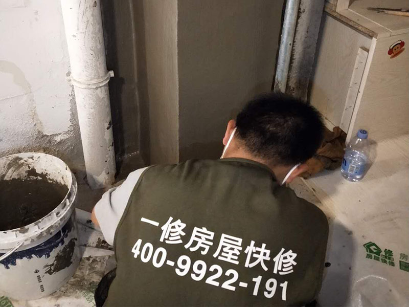 中山墻磚修補(bǔ)施工,中山墻磚修補(bǔ)脫落問題，日常生活中我們總是會遇到需要房屋裝修、維修、家電家具安裝修理的問題，漏水?dāng)嚯?、無法正常使用等各種問題層出不窮，那么小維修如何自檢、裝修維修價(jià)格，脫落問題正規(guī)公司，靠譜的維修師傅哪里找這些在久益一修官網(wǎng)上都有介紹，大到房屋裝修，小到龍頭更換，家裝維修久益一修在行業(yè)都是排名前列。  中山墻磚修補(bǔ)脫落問題，若砂漿未松動，僅是瓷磚脫落，可將瓷磚背面和四周粘附的砂漿刮凈后，在107膠中摻入少許水泥成糊狀，在答瓷磚背面均勻地涂上薄薄的一層，稍后壓緊瓷磚即可粘牢。  中山墻磚修補(bǔ)脫落問題:若砂漿連同瓷磚一同掉落，先在原基礎(chǔ)面上輕輕鑿些毛坑后，用拌有107膠的砂漿重新鑲貼，或用水泥、E－44環(huán)氧樹脂、丙酮、乙二胺（化工商店有售）按5：3：2：1的比例拌勻后，  中山墻磚修補(bǔ)脫落問題：用毛刷在基礎(chǔ)面上刷一層，然后將脫落的瓷磚壓上去，直至砂漿硬化。需要注意的是，若瓷磚僅是局部脫落，千萬不可用力敲打基礎(chǔ)面上的砂漿，以防震松周圍原本牢固的瓷磚。