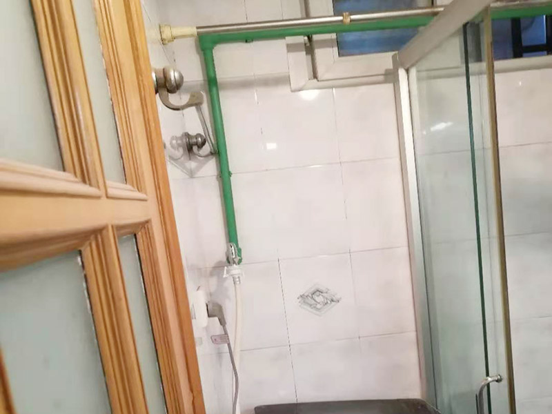 廁所暗管改明管：漏水的地方不一定先流出水，只有當(dāng)水漏到樓下或水漫金山，才會(huì)發(fā)現(xiàn)漏水，但由于是暗管，也無法立刻找到漏水的地方，所以損失會(huì)相當(dāng)大；走頂?shù)脑挘瑥N房衛(wèi)生間可以用鋁扣板吊頂遮住，在穿墻過玄關(guān)部分我們是沿著邊角走，可以用石膏線包上，不影響美觀。 1．北方四季溫差明顯，尤其是冬天過于寒冷，建議走暗管比較好。 2．南方地區(qū)由于氣候潮濕，暗管反而容易潮濕復(fù)式，可以考慮做明管，但做明管時(shí)一定要把暗管全部放棄不用。 3．做明管要用固定卡座來固定管道，用脹塞式膨脹栓固定卡座。