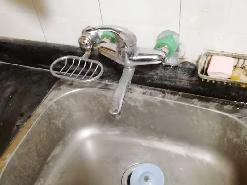 廁所暗管改明管：漏水的地方不一定先流出水，只有當(dāng)水漏到樓下或水漫金山，才會(huì)發(fā)現(xiàn)漏水，但由于是暗管，也無法立刻找到漏水的地方，所以損失會(huì)相當(dāng)大；走頂?shù)脑?，廚房衛(wèi)生間可以用鋁扣板吊頂遮住，在穿墻過玄關(guān)部分我們是沿著邊角走，可以用石膏線包上，不影響美觀。 1．北方四季溫差明顯，尤其是冬天過于寒冷，建議走暗管比較好。 2．南方地區(qū)由于氣候潮濕，暗管反而容易潮濕復(fù)式，可以考慮做明管，但做明管時(shí)一定要把暗管全部放棄不用。 3．做明管要用固定卡座來固定管道，用脹塞式膨脹栓固定卡座。