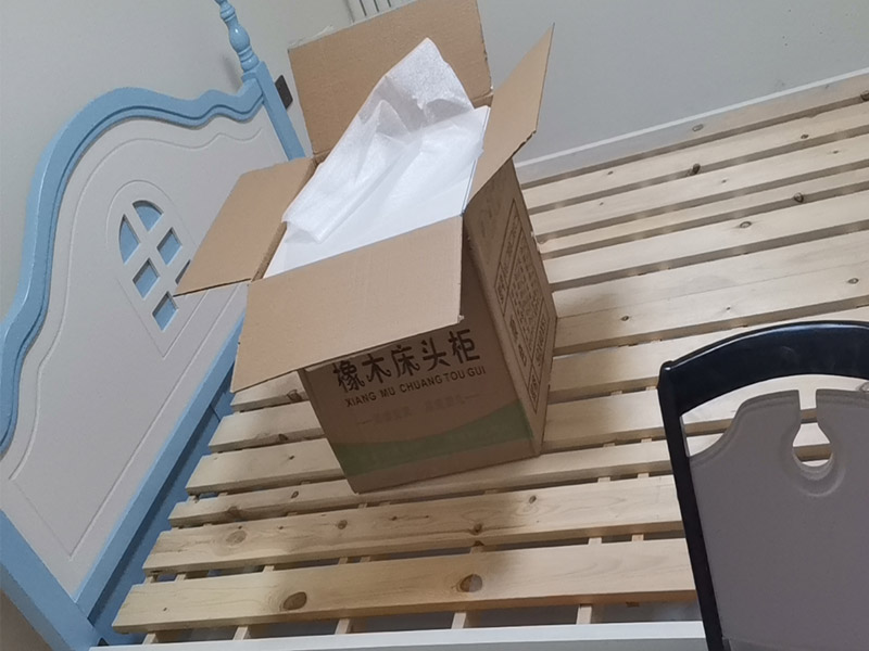 家具組裝維修：1、墻面中的裝修管線：水電改造已經(jīng)是現(xiàn)代裝修中必不可少的一項(xiàng)，所以墻面中，頂棚中，頂與墻的交接處都會有管線埋于墻內(nèi)的可能。定制家具的安裝其實(shí)與整體櫥柜非常像，也有吊柜，有時也需要用到電錘之類的重型裝備，如果事先我們都不知道那里有管，那里有線，就會有打斷線，打爆水管的可能；線比較好接起來，可是水管就很難搞了。 2、拉手、把手等五金件的安裝：這里主要是要確定安裝位置，以最合適家人的高度或者位置就可以，而不要光圖美觀好看。比如吊柜或者增高柜的把手一定要安裝在門的下面，地柜、寫字臺的小柜，一定要放在上面。 3、注意保持衛(wèi)生：如果是更換家里的舊家具，這一點(diǎn)尤為重要，因?yàn)槎ㄖ萍揖卟煌诔善芳揖?，很多東西是在您的家中安裝完成的，要有一些打孔、切割等工作，所以必然會有一些鋸末和灰塵產(chǎn)生。 4、安裝時要注意家中的其它位置的保護(hù)，因?yàn)榧揖咭话阍诩已b過程中是最后進(jìn)場（不裝修的話更要保護(hù)家里的物品），家具安裝完，就要做保潔了。重點(diǎn)保護(hù)的對象是：地板（尤其是實(shí)木地板）、門套、門、樓梯、墻紙、壁燈等。