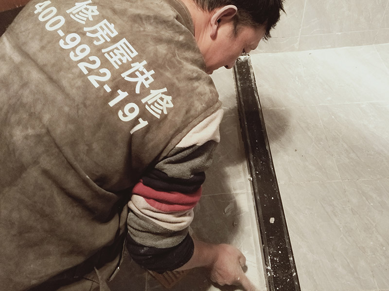衛(wèi)生間改造瓷磚勾縫：一般在瓷磚完成24小時(shí)后才能開始勾縫，填縫太早不但會(huì)令填縫劑返堿，還會(huì)影響瓷磚的粘結(jié)力。因?yàn)榇纱u鋪貼后，內(nèi)部的粘結(jié)材料起碼要24小時(shí)后才能完全干固，如果太早填縫會(huì)造成瓷磚高低不平或松動(dòng)脫落的現(xiàn)象。 裝修期間，場(chǎng)地比較容易臟，所以在填縫前必須先清理干凈場(chǎng)地，用吸塵器把縫隙中的灰塵雜物吸出來，如果地面有水分，必須清理干凈才行。