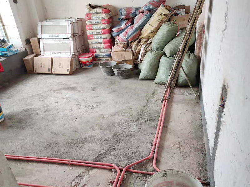 全屋線管鋪設(shè)裝修：管內(nèi)穿線在建筑物抹灰、粉刷及地面工程結(jié)束后進(jìn)行,穿線前應(yīng)將電線保護(hù)管內(nèi)的積水及雜物清理干凈。但針對建筑電氣安裝項目逐漸增加,管內(nèi)穿線的工程量隨之增大,為配合工程整體同步竣工,管內(nèi)穿線可以提前進(jìn)行,但必須滿足下列條件: 1、混凝土結(jié)構(gòu)工程必須經(jīng)過結(jié)構(gòu)驗收和核定。 2、磚混結(jié)構(gòu)工程必須初裝修完成以后。 3、作好成品保護(hù),箱、盒及導(dǎo)線不應(yīng)破損及被灰漿污染。 4、穿線后線管內(nèi)不得有積水及潮氣侵入,必須保證導(dǎo)線絕緣強度符合規(guī)范要求。