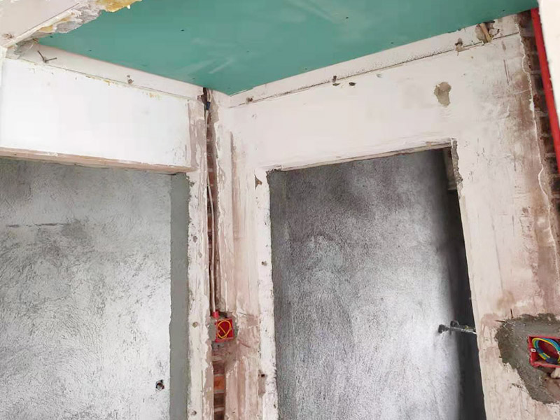 全屋線管鋪設(shè)裝修：管內(nèi)穿線在建筑物抹灰、粉刷及地面工程結(jié)束后進(jìn)行,穿線前應(yīng)將電線保護(hù)管內(nèi)的積水及雜物清理干凈。但針對建筑電氣安裝項目逐漸增加,管內(nèi)穿線的工程量隨之增大,為配合工程整體同步竣工,管內(nèi)穿線可以提前進(jìn)行,但必須滿足下列條件: 1、混凝土結(jié)構(gòu)工程必須經(jīng)過結(jié)構(gòu)驗收和核定。 2、磚混結(jié)構(gòu)工程必須初裝修完成以后。 3、作好成品保護(hù),箱、盒及導(dǎo)線不應(yīng)破損及被灰漿污染。 4、穿線后線管內(nèi)不得有積水及潮氣侵入,必須保證導(dǎo)線絕緣強度符合規(guī)范要求。