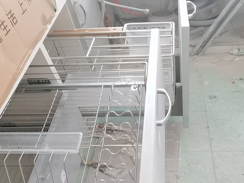 水槽拉籃安裝:首先要將水槽放置到臺面中心的對應開口的地方，確保水槽固定不松動就可以了。然后就是安裝水龍頭的進水口，將原先安裝在水龍頭上的進水管一段連接到開關處，這里也要反復確認連接是否牢固，而且太松太緊都不好。如果使用的是冷熱水龍頭配件，冷熱水管的位置一般都是左熱右冷，在安裝的時候可以再確認一下，以免安裝相反。