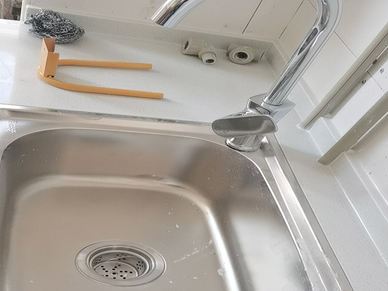 水槽拉籃安裝:首先要將水槽放置到臺面中心的對應開口的地方，確保水槽固定不松動就可以了。然后就是安裝水龍頭的進水口，將原先安裝在水龍頭上的進水管一段連接到開關處，這里也要反復確認連接是否牢固，而且太松太緊都不好。如果使用的是冷熱水龍頭配件，冷熱水管的位置一般都是左熱右冷，在安裝的時候可以再確認一下，以免安裝相反。