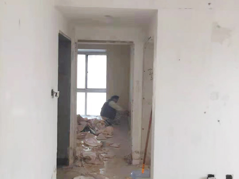 墻面撕舊墻紙：要粘貼新墻紙，最好就是將舊墻紙剝除，這樣可以使得新墻紙更加結(jié)實(shí)的粘在墻上。但也可以在舊墻紙上鋪新墻紙，但這種做法有時(shí)并不是個(gè)好主意，因?yàn)檎澈蟿┦艹焙?，?huì)導(dǎo)致新舊墻紙一起從墻面脫落。此外，若用新墻紙覆蓋接縫處的舊墻紙，重疊的印記將顯露在新墻紙上。如果由于情況需要，您仍然希望在舊墻紙上貼新墻紙，那么您應(yīng)該先把接縫打磨平整，將松散的墻紙條撕掉，并將舊墻紙銜接處的松散邊緣重新粘貼在墻壁上，然后再開始貼新的墻紙。