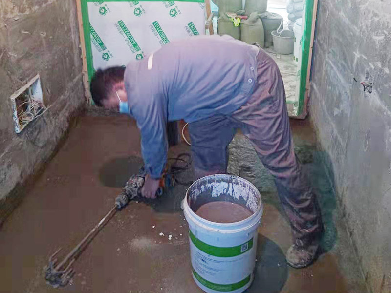 調(diào)制水泥地面找平： 一般房屋的地面上有比較凸出的地方，可以采用旋轉(zhuǎn)平磨的方式將高的地方打磨下去前提是下邊沒(méi)有管道。如果高的地方不打磨，那么找平出來(lái)的地面就會(huì)出現(xiàn)由齒刮刮出來(lái)的地面在高的地方同樣留下了同樣多的水泥，最后找出來(lái)的地面好是高的地方依然高，低的地方依然低。同時(shí)打磨還能節(jié)約不少的用料，這是地面找平中一個(gè)很重要的步驟。