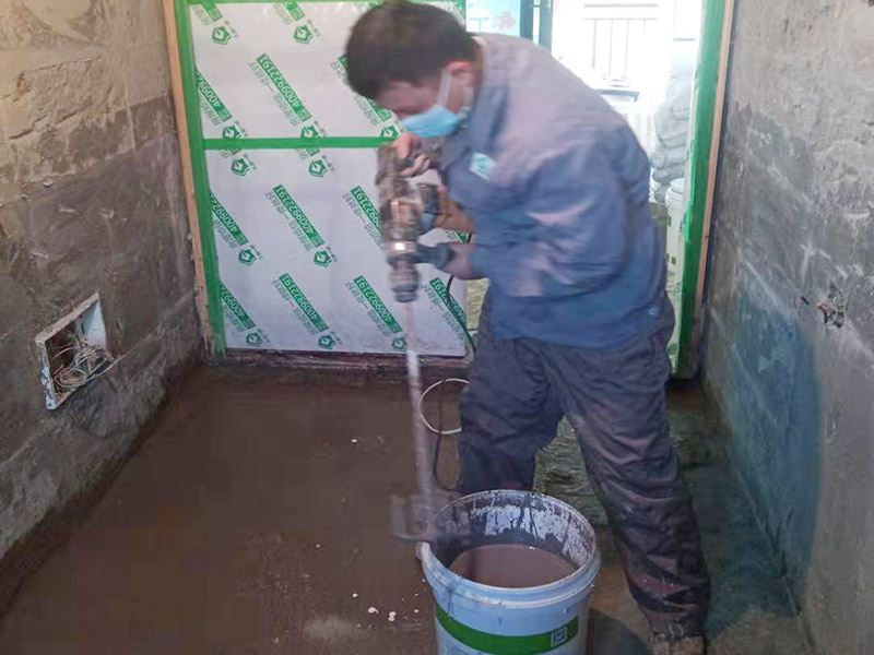 調(diào)制水泥地面找平： 一般房屋的地面上有比較凸出的地方，可以采用旋轉(zhuǎn)平磨的方式將高的地方打磨下去前提是下邊沒(méi)有管道。如果高的地方不打磨，那么找平出來(lái)的地面就會(huì)出現(xiàn)由齒刮刮出來(lái)的地面在高的地方同樣留下了同樣多的水泥，最后找出來(lái)的地面好是高的地方依然高，低的地方依然低。同時(shí)打磨還能節(jié)約不少的用料，這是地面找平中一個(gè)很重要的步驟。