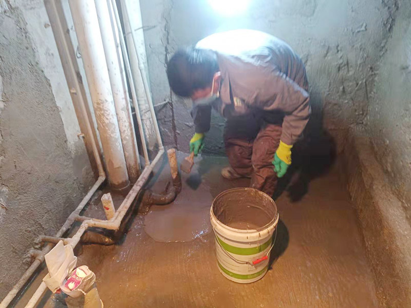 調(diào)制水泥地面找平： 一般房屋的地面上有比較凸出的地方，可以采用旋轉(zhuǎn)平磨的方式將高的地方打磨下去前提是下邊沒(méi)有管道。如果高的地方不打磨，那么找平出來(lái)的地面就會(huì)出現(xiàn)由齒刮刮出來(lái)的地面在高的地方同樣留下了同樣多的水泥，最后找出來(lái)的地面好是高的地方依然高，低的地方依然低。同時(shí)打磨還能節(jié)約不少的用料，這是地面找平中一個(gè)很重要的步驟。