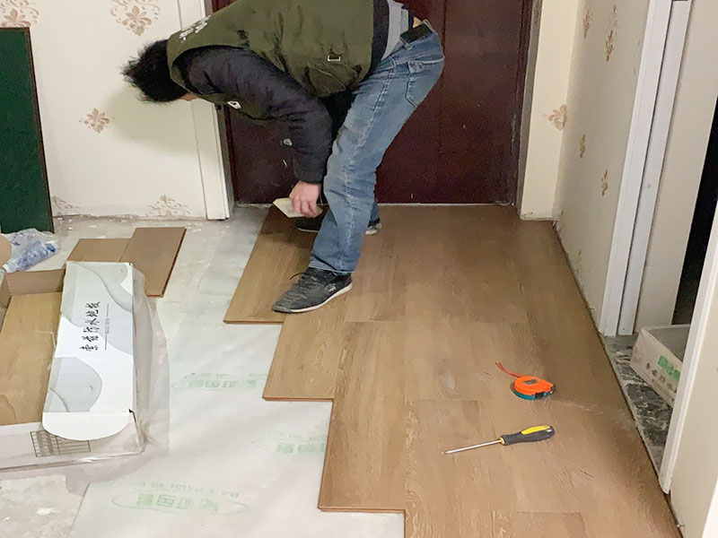 天津地板安裝師傅哪里找，天津地板安裝師傅怎么安地板