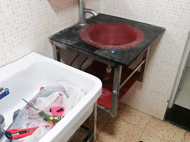 浴室柜更換安裝：掛墻式浴室柜主柜安裝方法，但是按柜子掛鐵片的孔位、孔距，量出孔在墻面上的位置。用沖擊鉆在墻面上打孔，再用已有的爆炸螺絲把柜子安裝在墻上。還有用水平尺測(cè)量柜子是否安裝水平，再把臺(tái)面盆放在柜子上面。浴室柜一般距離地面的高度是80cm-85cm，根據(jù)使用人的身高和習(xí)慣可以略做調(diào)節(jié)。 落地式浴室柜安裝方法，還有把金屬腳裝在柜體上，然后把柜子放在預(yù)設(shè)位置，調(diào)整金屬腳使柜子平穩(wěn)，再把臺(tái)面盆放上柜子上面。