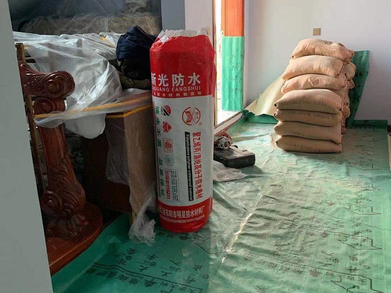 瓷磚拆除材料入場：先把地面上的東西全搬出去，然后戴上手套和防護眼鏡，用錘子把一塊瓷磚敲碎，再用扁的鑿子往里撬，一片一片慢慢鑿，這種方法費力費時。用小型的電鎬或瓷磚鏟除機就能輕輕松松完成任務(wù)。戴上手套和防護眼鏡，用小型的電鎬先從墻低的第一塊磚的邊緣開始鏟除，序次鏟除完整個墻面的瓷磚。