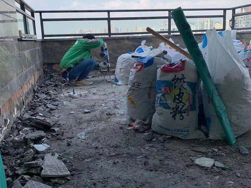 頂面瓷磚拆除建渣裝袋：漏水有可能是地面的防水有斷裂，可以把地面的磚縫用防水涂料重新涂一下。如果已經(jīng)影響到樓下了，這樣處理的效果可能不會(huì)太好，因?yàn)閿嗔训牟皇谴纱u而是防水層，而水在瓷磚下面是流動(dòng)的，所以光堵一兩個(gè)磚縫肯定還會(huì)漏水。 最好的方法是將原來的瓷磚和防水層都拆除掉，重新做防水層，重新鋪磚?？梢詫⒌孛婧蛪γ娴姆浪坎鸪w翻新；也可以把地面的拆除，墻面只拆除從地面往上的兩片磚，在墻面兩片磚以下的部分做防水。