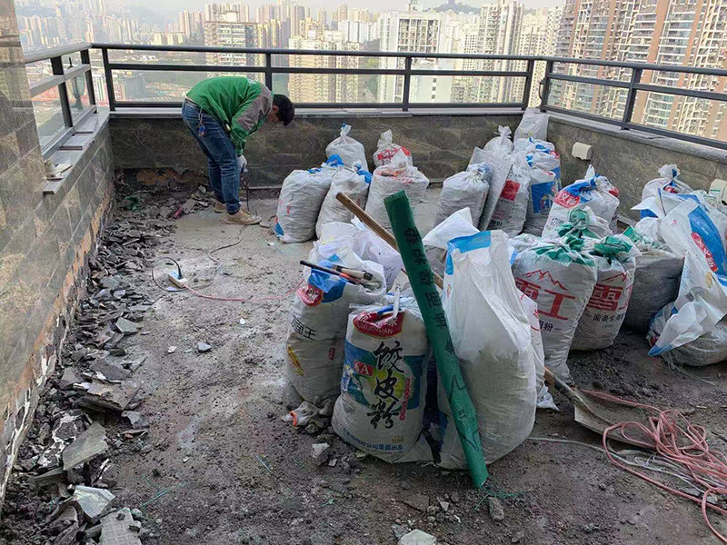 頂面瓷磚拆除建渣裝袋：漏水有可能是地面的防水有斷裂，可以把地面的磚縫用防水涂料重新涂一下。如果已經(jīng)影響到樓下了，這樣處理的效果可能不會(huì)太好，因?yàn)閿嗔训牟皇谴纱u而是防水層，而水在瓷磚下面是流動(dòng)的，所以光堵一兩個(gè)磚縫肯定還會(huì)漏水。 最好的方法是將原來的瓷磚和防水層都拆除掉，重新做防水層，重新鋪磚?？梢詫⒌孛婧蛪γ娴姆浪坎鸪?，整體翻新；也可以把地面的拆除，墻面只拆除從地面往上的兩片磚，在墻面兩片磚以下的部分做防水。