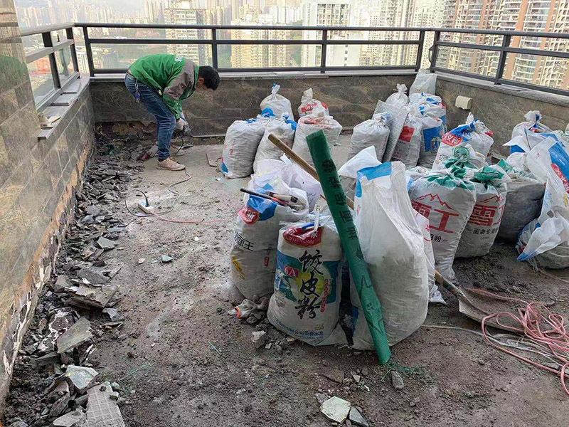 頂面瓷磚拆除建渣裝袋：漏水有可能是地面的防水有斷裂，可以把地面的磚縫用防水涂料重新涂一下。如果已經(jīng)影響到樓下了，這樣處理的效果可能不會(huì)太好，因?yàn)閿嗔训牟皇谴纱u而是防水層，而水在瓷磚下面是流動(dòng)的，所以光堵一兩個(gè)磚縫肯定還會(huì)漏水。 最好的方法是將原來的瓷磚和防水層都拆除掉，重新做防水層，重新鋪磚?？梢詫⒌孛婧蛪γ娴姆浪坎鸪?，整體翻新；也可以把地面的拆除，墻面只拆除從地面往上的兩片磚，在墻面兩片磚以下的部分做防水。
