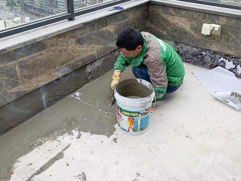 屋頂墻地面防水：基層表面應(yīng)平整，無尖銳棱角，無疏松、起砂、空鼓和大0.5mm的裂縫（用堵漏王填平后再施工）等；高的部位剔平整，必要部位用水泥砂漿或瓷磚膠進行找平處理；基層保持一定的干燥、無明水、無油污；下水管口用防水膠帶進行封口處理；清掃基層表面浮塵，浮灰，最后用吸塵器徹底清理干凈；墻地交接部位為直角，涂刷時極容易出現(xiàn)厚涂的情況，建議在墻地交接部位先用堵漏王做抹弧處理，以達到緩沖作用；涂刷之前，若基層較干燥，需在基層灑水潤濕，以確保涂膜附著強度；第一層防水涂料表面都固化后進行附加層施工，在涂層上鋪貼防水網(wǎng)格布；不要出現(xiàn)褶皺不平整的情況；