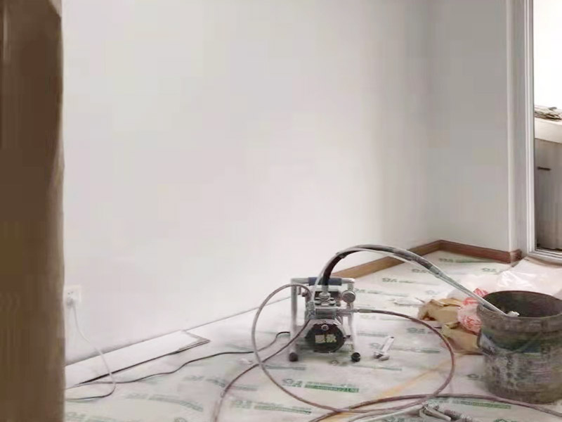 全屋裝修翻新:對(duì)于原有空間布局不滿意，需要重新規(guī)劃，那勢(shì)必就會(huì)對(duì)房屋的墻體進(jìn)行安排。拆除、砌墻等等。水電施工基本原則：走頂不走地，頂不能走，考慮走墻，墻也不能走，才考慮走地。 在開線槽前，要先做好線路定位，主要考慮開關(guān)、插座、燈具等電器的位置。此時(shí)可進(jìn)行櫥柜的第一次測(cè)量。嚴(yán)格的監(jiān)督水電工程中的質(zhì)量及一些相關(guān)的隱患問題，及早發(fā)現(xiàn)及早解決。