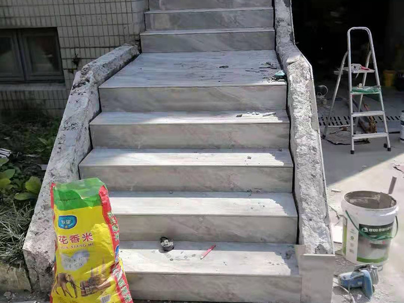 庭院防水貼磚：基層清理平整。其實不用說大家都知道開始的時候肯定是地面平整，定好大致的高度，然后整平夯實。水平定點，基層硬化。所有的造型定位之后，在規(guī)劃好的區(qū)域之內就需要精確定點，做好標高處理，然后進行基層硬化。鋪貼透水磚，勾縫處理。做好前面的所有準備工作就可以鋪貼透水磚了，按照自己最滿意的鋪貼花式來施工即可，最后用水泥砂漿勾縫處理。