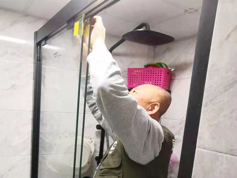 成都維修重型門通常要花多少錢，專業(yè)師傅是如何維修重型玻璃門的