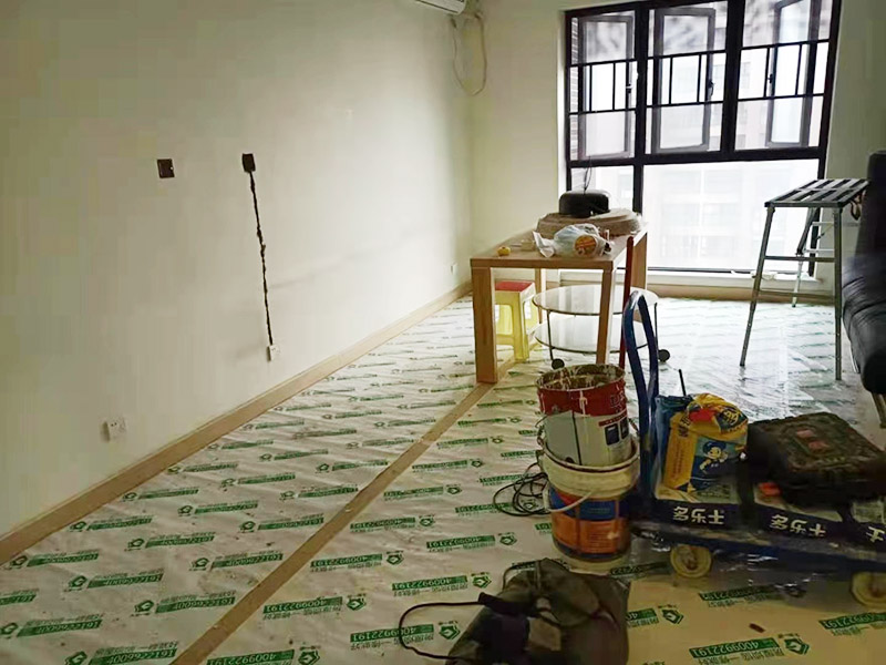 地面家具成品保護措施:在墻面翻新前，需要先將舊漆面鏟除干凈，之后在進行打磨，將墻面的浮沉雜物都清理干凈。如果墻面有凹凸不平的情況，要先用膩子修補，如果墻面出現(xiàn)空鼓的現(xiàn)象，也要將整面的墻皮進行鏟除，在做后續(xù)的處理?；鶎幼鐾旰?，需要將施工區(qū)域的家具物件移除，避免在翻新過程中，使家具受到損傷。
