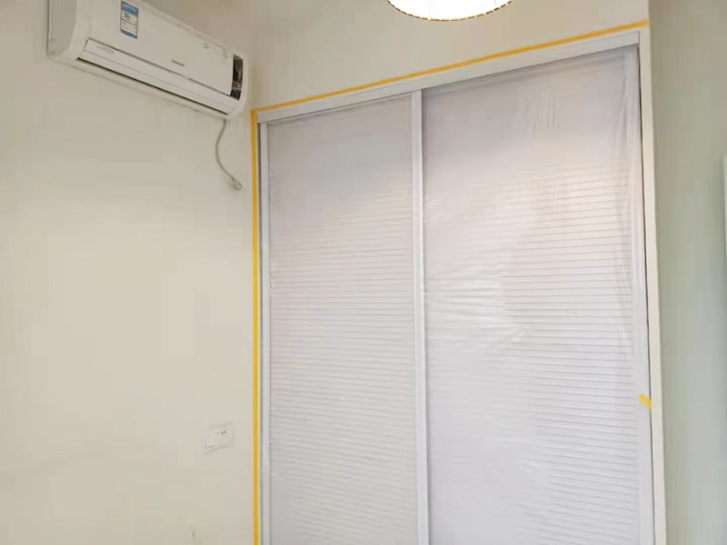 地面家具成品保護措施:在墻面翻新前，需要先將舊漆面鏟除干凈，之后在進行打磨，將墻面的浮沉雜物都清理干凈。如果墻面有凹凸不平的情況，要先用膩子修補，如果墻面出現(xiàn)空鼓的現(xiàn)象，也要將整面的墻皮進行鏟除，在做后續(xù)的處理?；鶎幼鐾旰?，需要將施工區(qū)域的家具物件移除，避免在翻新過程中，使家具受到損傷。