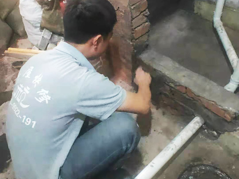 下水管周邊刷防水：1、首先，在已經(jīng)開好槽的地面清理完水泥塊及水泥灰塵，用水沖洗干凈，晾干大約一到兩天后檢查干燥沒問題的情況下刷防滲漏膠水，一般刷3遍。 2、接著放入水管，水管接口處刷好防水膠，多刷幾遍，完成后晾干； 3、檢查水管晾干后做水壓試驗(yàn)，保證沒有漏水情況下，覆蓋水泥及地磚； 4、以上步驟完成后等待晾干，清理干凈，然后在地板縫隙處刷防滲漏膠水，特別在地漏及墻壁接縫處，馬桶安裝縫隙處，一般至少刷3遍以上，完全晾干后開始使用。
