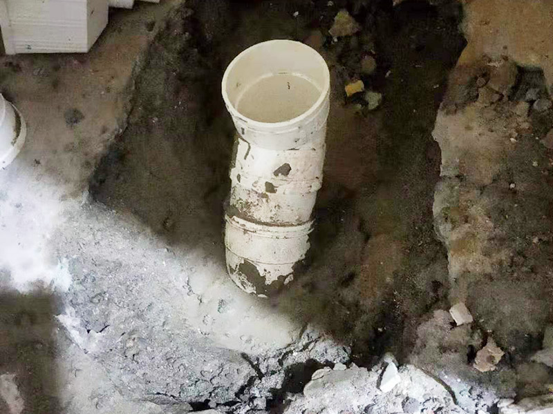 下水管周邊刷防水：1、首先，在已經(jīng)開好槽的地面清理完水泥塊及水泥灰塵，用水沖洗干凈，晾干大約一到兩天后檢查干燥沒問題的情況下刷防滲漏膠水，一般刷3遍。 2、接著放入水管，水管接口處刷好防水膠，多刷幾遍，完成后晾干； 3、檢查水管晾干后做水壓試驗(yàn)，保證沒有漏水情況下，覆蓋水泥及地磚； 4、以上步驟完成后等待晾干，清理干凈，然后在地板縫隙處刷防滲漏膠水，特別在地漏及墻壁接縫處，馬桶安裝縫隙處，一般至少刷3遍以上，完全晾干后開始使用。