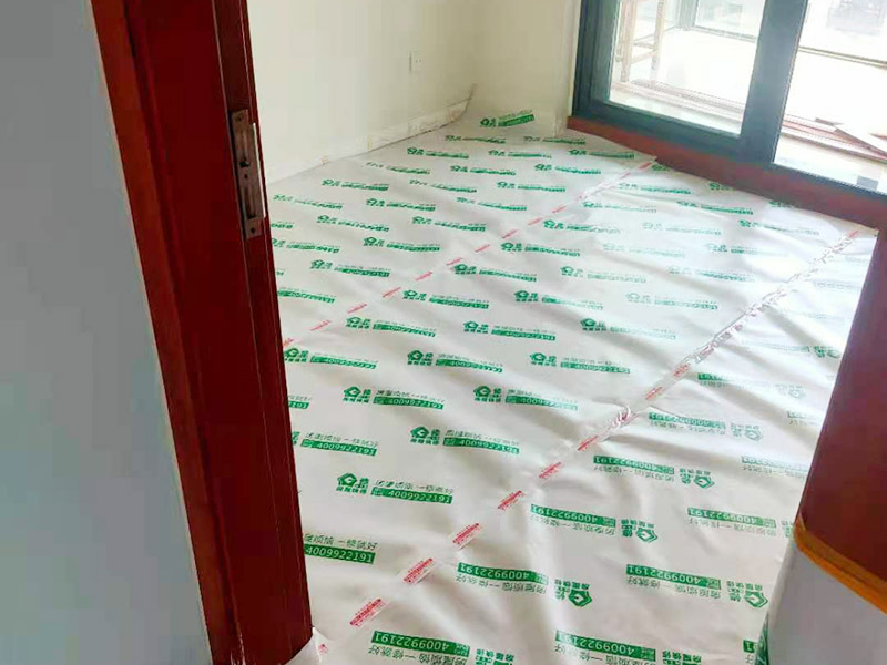 全屋成品保護(hù)裝修：入戶門及電梯過道的保護(hù)：各種裝修物料的進(jìn)場(chǎng)以及各種建筑裝修垃圾的清理，都會(huì)經(jīng)過入戶門，這些物品在搬運(yùn)的過程中，難免會(huì)和入戶門發(fā)生磕碰，造成入戶門的磕碰劃傷，所以，第一個(gè)需要做好成品保護(hù)的地方就是入戶門。 做法：在裝修開工前直到家具進(jìn)場(chǎng)期間，都需要對(duì)入戶門進(jìn)行保護(hù)！可以使用成品保護(hù)膜將門包裹。 木工成品的保護(hù)：在進(jìn)行木門、櫥柜、家具等的相關(guān)的安裝或組裝的過程中，成品保護(hù)主要體現(xiàn)在兩個(gè)方面：一是原有的墻面、地面裝飾的保護(hù)，盡量避免因?yàn)檫@些安裝工程對(duì)已裝的部分造成破壞；二是安裝的物品本身的保護(hù)，注意不要在安裝過程中造成磕碰、劃傷等損傷。 地磚形象保護(hù)：地面瓷磚鋪貼完后，用成品保護(hù)膜覆蓋磚面，既可以防止裝修時(shí)的沙子磨傷地面，同時(shí)也能有效地防止油漆涂料等有色液體滴落磚面，造成地面污染。