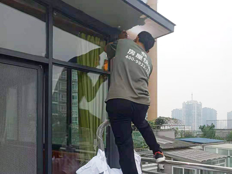 在門楣上定位劃水平線，把塑料支架的固定孔距畫下來沖擊鉆打孔，要比膨脹螺絲深一些。   最好兩個人配合安裝，一個人托舉著，一個人安放膨脹螺絲，有4個，扳手擰緊。   接下來的就比較好安裝了.將組合好的雨棚耐力板插入剛才安裝好的雨棚中【支架的卡槽中】，螺絲固定。   全部安裝到位后，要到遠處看看，雨棚外沿是不是處在一條直線上，如有高有低，放寬膨脹螺絲，調(diào)整一下支架，如果是墻面不平引起的，可用木片或塑料片墊一下。記得膨脹螺絲還要擰緊，不然雨棚會飛跑的。