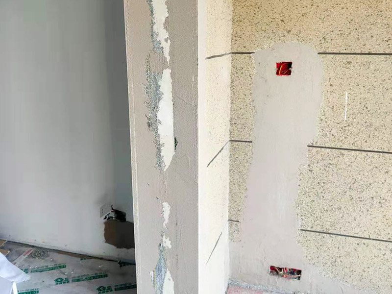 陽臺改造貼磚維修：陽臺改造翻新也不算小項目記得要做成品保護，然后就是在粘結(jié)劑量置晾時間內(nèi)，將準備好的瓷磚鋪壓到位，垂直于梳理方向輕微搓動以排出磚下的空氣。鋪貼到位后用橡皮錘輕擊，用尺寸合適的十字定位架來調(diào)整表面平整度及接縫的平直。