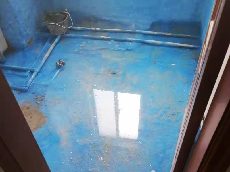 舊房廁所防水貼磚：首先要將瓷磚表面的污漬與雜物給清空，還要保持表面的干燥，需要注意的是地面和墻體都要做防水的、因?yàn)檫@樣防水效果是最好的，其次就是防水涂料，需要要反復(fù)涂抹均勻，晾干后在進(jìn)行潑灑實(shí)驗(yàn)，確認(rèn)防水是否完善。