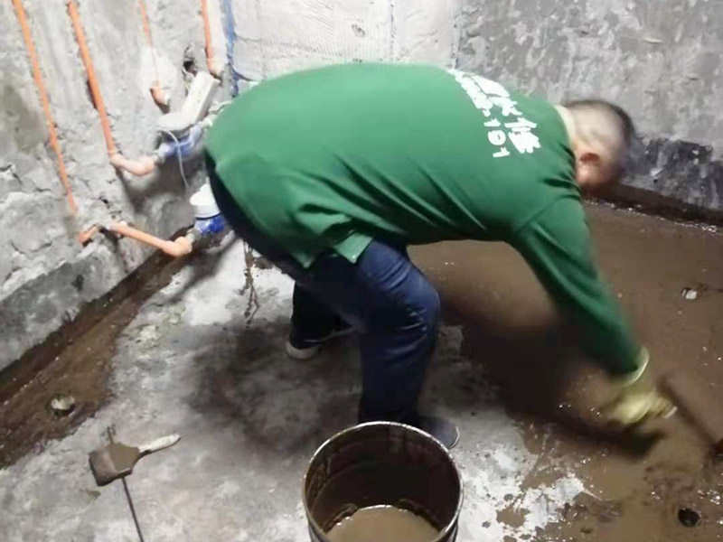 廁所地面刷防水：在進行防水處理之前，一定先找平地面，如果地面不平或效果不好，可能造成因防水涂料薄厚不均而導(dǎo)致的開裂滲漏。防水層做好后要留余一定的時間，讓防水層與建筑更好的融為一體，然后在防水層上做保護層在鋪地磚，如果地磚已鋪設(shè)完畢，可千萬不要砸地磚，用專業(yè)的補縫防水材料，把所有的縫隙堵住做好防水就好了。也同樣適用于衛(wèi)生間防水層失效后防水工程。