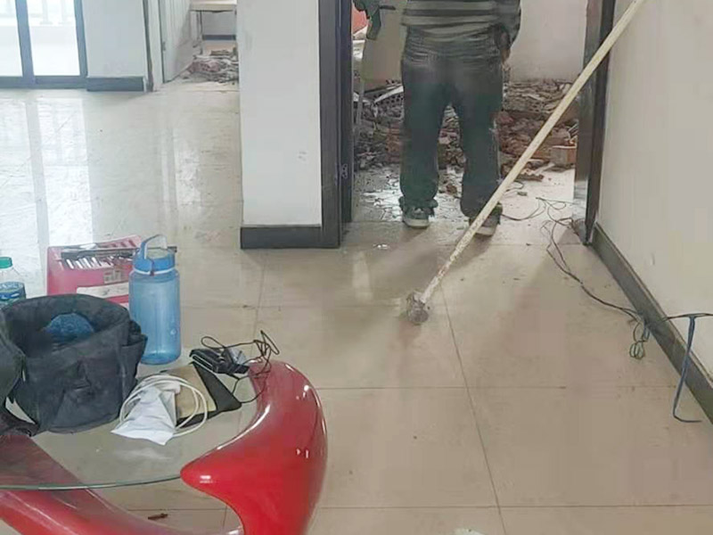 局部拆除,開門洞:首先對門洞的大小進(jìn)行測量和劃線，然后借助墻體切割機(jī)或沖擊鉆，沿著線條的位置進(jìn)行切割，切割出輪廓之后再用鐵錘把墻體敲碎，之后用沖擊鉆來修整門邊，最后把產(chǎn)生的垃圾清走，用水泥給門洞找平。