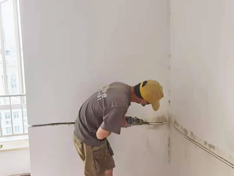電路開槽移位維修：電路線路開槽深度應一致，槽線頂直，應先在墻面彈出控制線后，再用云石機切割墻面，人工開槽。線路安裝時必須加護線套管，套管連接應緊密、平順，直角拐角處應將角內側切開，切口一側切圓弧形接口后，折彎安裝。