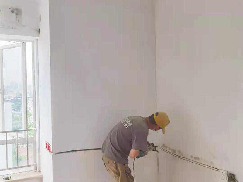 電路開槽移位維修：電路線路開槽深度應一致，槽線頂直，應先在墻面彈出控制線后，再用云石機切割墻面，人工開槽。線路安裝時必須加護線套管，套管連接應緊密、平順，直角拐角處應將角內側切開，切口一側切圓弧形接口后，折彎安裝。