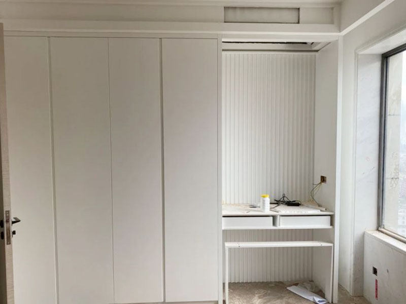 小編這次為各位展示的是南京市建鄴區(qū)臥室榻榻米裝修設(shè)計(jì)的施工案例，施工地址是川匯區(qū)復(fù)興路建業(yè)未來(lái)城；客戶(hù)是網(wǎng)上找的一修公司，看評(píng)價(jià)以及服務(wù)項(xiàng)目還有綜合實(shí)力都不錯(cuò)，才選擇的我們。南京市建鄴區(qū)臥室榻榻米裝修設(shè)計(jì)案例中師傅把原來(lái)受潮的表面刮去，重新做防水，再刮膩?zhàn)?，再刷油漆。南京市監(jiān)理全程跟蹤服務(wù)質(zhì)量，非常專(zhuān)業(yè)！而且一修可以選擇整裝還是局裝，可以選擇先服務(wù)后付款的付款方式等，如果您還有其他需求也可以到我們官網(wǎng)上查看更多的關(guān)于南京市其他防水補(bǔ)漏維修，舊房全屋翻新，房屋各類(lèi)安裝等施工案例。