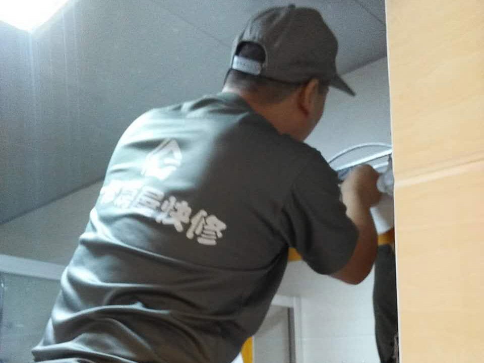 集成吊頂燈壞了怎么換,集成吊頂燈壞了怎么更換？安裝時要注意什么