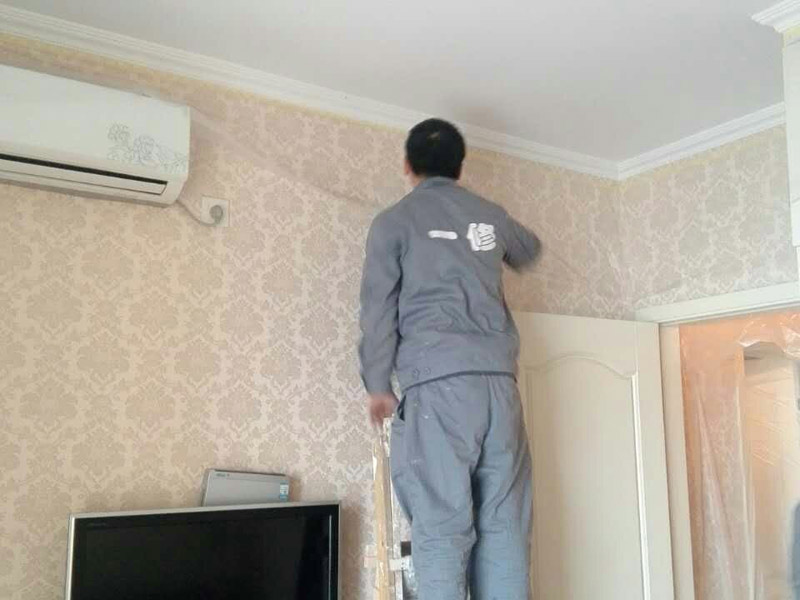 墻面貼墻紙注意事項，舊壁紙空鼓應鏟除